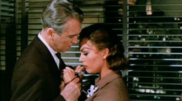 Vertigo_1958_trailer_embrace_2