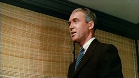 Vertigo_1958_trailer_Stewart_on_a_laddder
